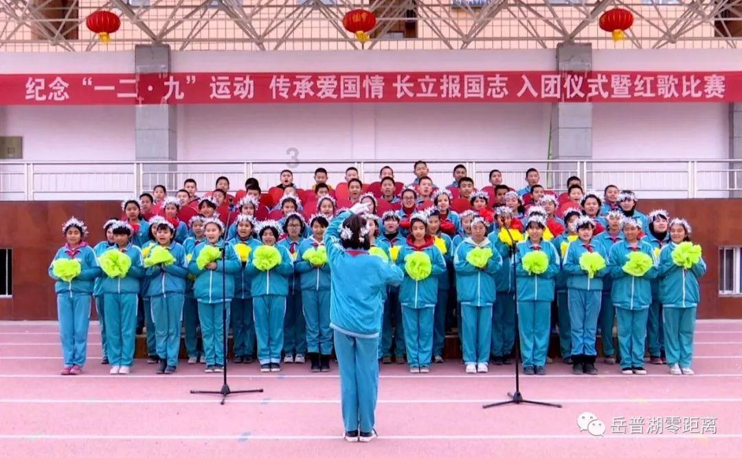 梦见有人把一女孩打在水田里我把她救了起来是什么意思？